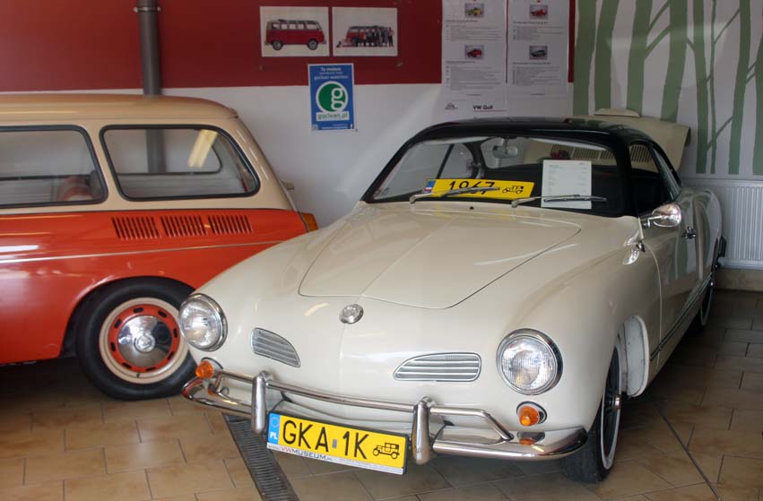 Un Karmann Ghia coupé de 1967. Vous pouvez voir là une plaque collection conforme.