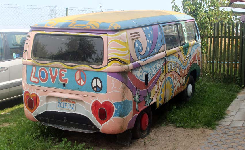 On a retrouvé le Combi de John LENNON !!! Il attend tranquillement d'être restauré...