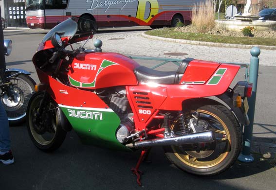 DUCATI 900