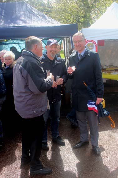 Visite de Mr DASSONVILLE, Maire d'Halluin. Avec le soleil, quelle chance !