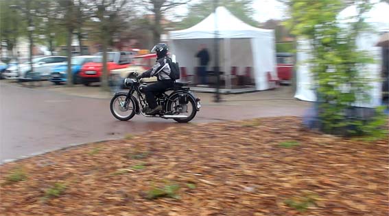 Un homme courageux : il a bravé les intempéries sur son cabriolet !