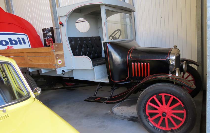 FORD TT One Ton Truck, 4 cyl latéral de 1920 : Ce véhicule est identique à ceux utilisés pendant la 1ère guerre mondiale, notamment comme ambulances « YMCA » (Young Men’s Catholic Association) en référence à la chanson des « Village People », solidarité franco-américaine. Il est comparable à la fameuse FORD T mais avec un châssis et un pont renforcés.