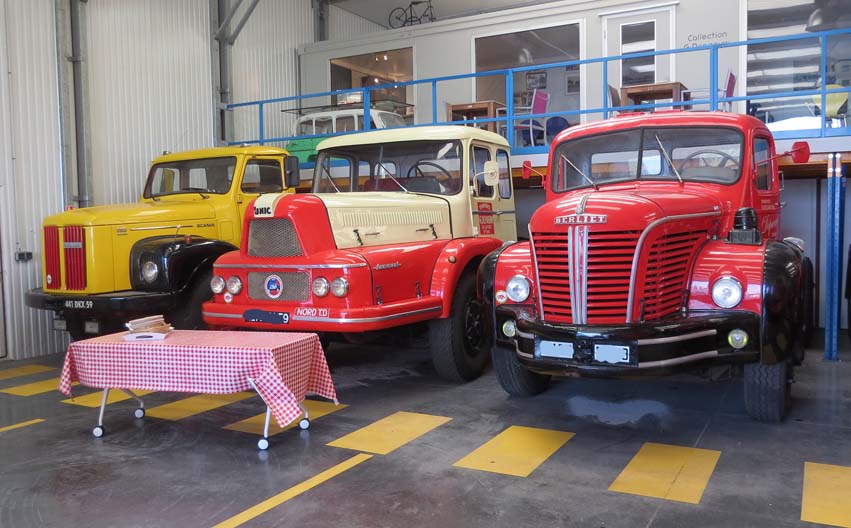 BERLIET TLM 10m (rouge et noir) : 6 cyl. À injection. 1959. C’est le camion volé par Jean-Paul BELMONDO dans « 100 000 dollars au soleil » avec sa nouvelle cabine type M2. Le véhicule présenté après une carrière chez un transporteur régional, était la propriété de Mr HERSIN depuis 1965, forain à Lille, qui l’utilisa jusqu’en 1980 à la traction de son manège d’autos tamponneuses. Remisé dans une grange qui s’écroula dessus, il bénéficia d’une remise en état en 2008.  EtUNIC ZU 122 T « Izoard » de 1962 : Sa cabine restera une référence avec ses ailes dans les portes « joufflues », à la « 4CV ». Après une activité en zone longue, il sera utilisé par le garage UNIC d’Amiens comme dépanneuse : tirer des ensembles de 40T sur Doullens ne lui faisait pas peur. 