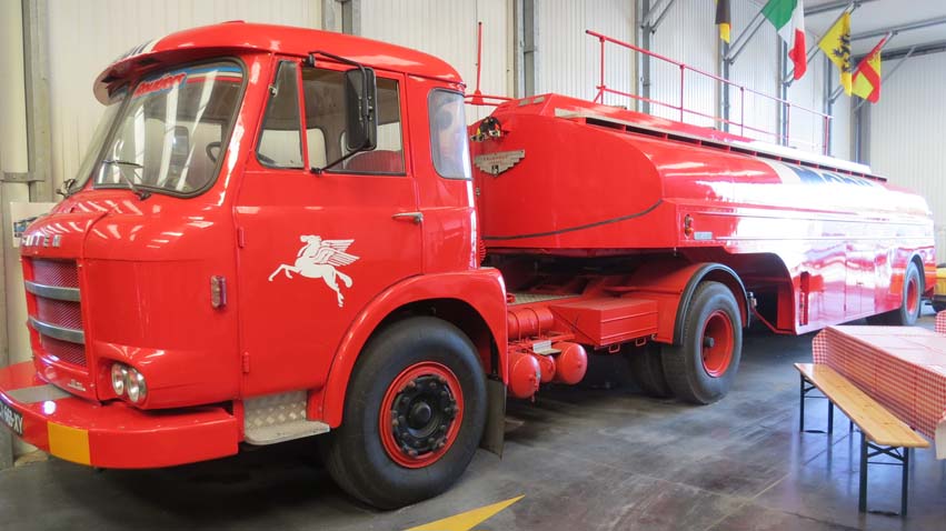 SAVIEM JL 20 de 1962 et semi-remorque FRUEHAUF 22000 litres de 1958 : Véhicule tracteur en cours de rénovation. Il a été utilisé dans les Hautes-Alpes comme tracteur de porte-chars. La semi-remorque provient de l’aéroport du Bourget.