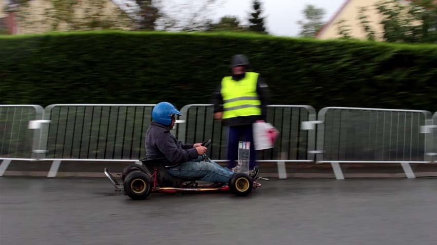 On le voit pas, mais là, il a touché le pieds des barrières... ...C'est pas passé loin !